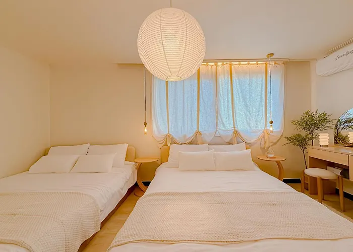 이태원,해방촌,6인실,홍대15분,강남20분,경리단길,서울타워,명동15분,공항버스 Apartment *